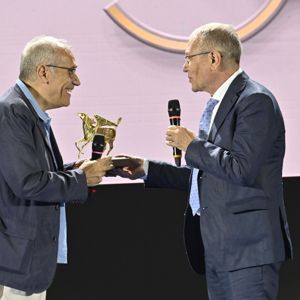 Massimo Gaudioso Riceve Il Pegaso D&#039;oro Da Alessandro Bencivenni